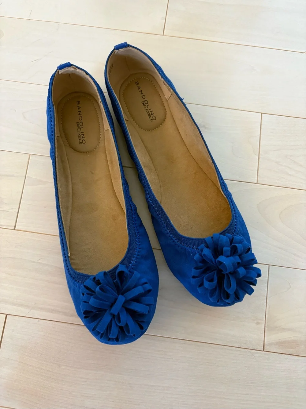Bandolino Royal Blue Faux Suede Floral Pom Ballet Flats in size 9, brand new